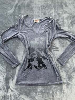 Gypsy 05 Women's Gray Long Sleeve V-Neck Graphic Top with Sequin Detail